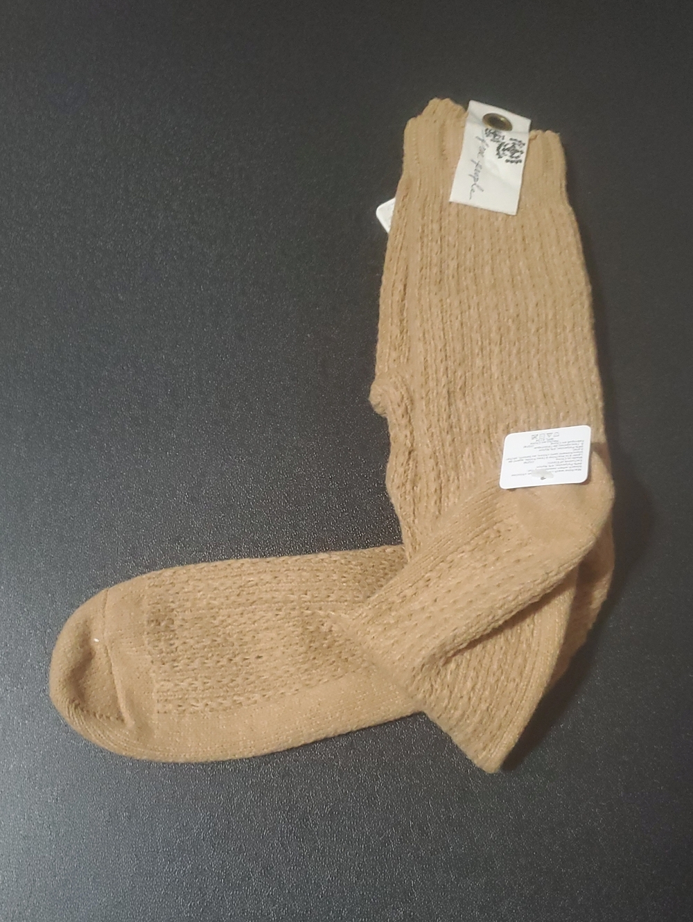 FREE PEOPLE SLOUCHY CABLE KNIT SOCKS IN A WARM CAMEL /SZ:OSFM